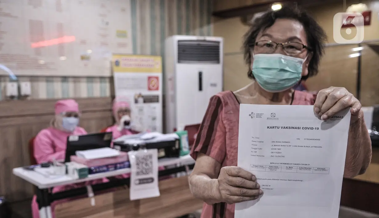 Warga lansia menunjukkan surat usai menjalani vaksinasi Covid-19 di Puskesmas Kecamatan Cilincing, Jakarta, Selasa (23/2/2021). Pemerintah juga melakukan vaksinasi tahap dua untuk petugas pelayanan publik karena dianggap rentan terpapar Covid-19. (merdeka.com/Iqbal S. Nugroho)