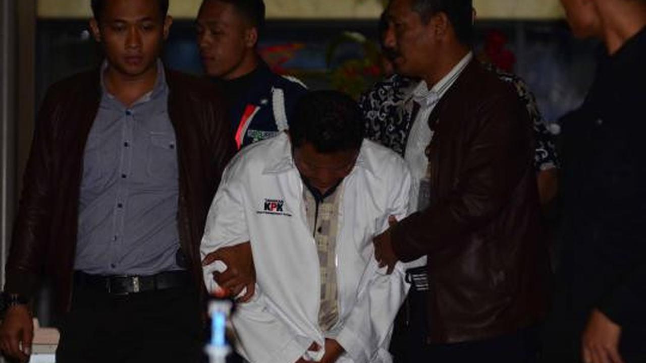 Bupati Buol kenakan baju Tahanan KPK