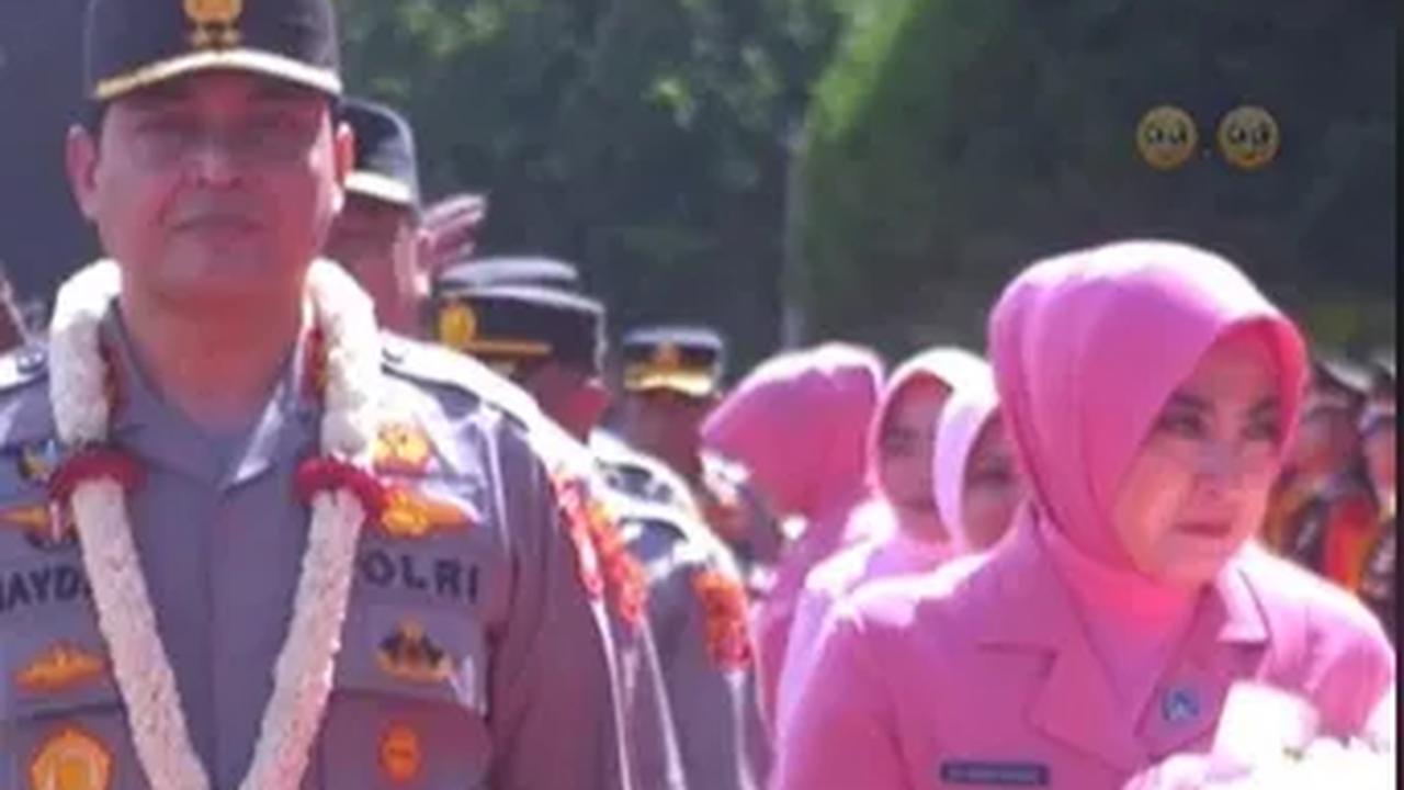 Terlihat istri dari Irjen Haydar beberapa kali sempat menghapus air matanya.