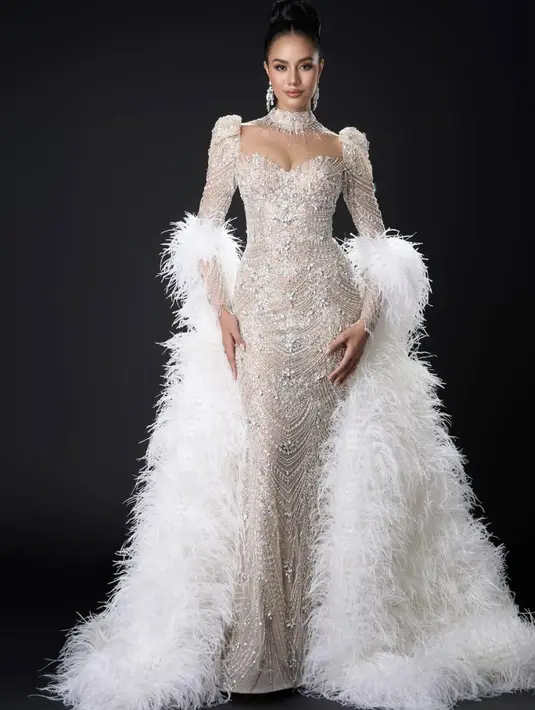 Opal menerima mahkota dari Miss World 2024, Krystyna Pyszková dari Republik Ceko.  [Foto: Instagram/ @suchaaata]