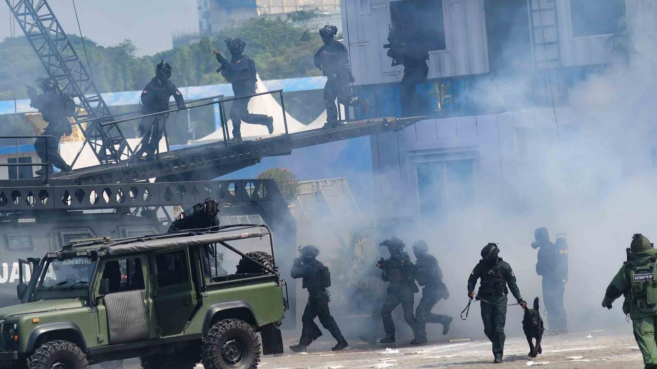 FOTO: Aksi Spektakuler Prajurit TNI di Monas: Tarung di Atas Tank dan Penyelamatan Sandera Warnai HUT ke-80 TNI