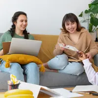 Menjelaskan materi dengan teman-teman atau orang lain (Foto: Freepik.com)