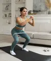 Kettlebell flow menjadi pilihan workout praktis di rumah yang menggabungkan beberapa gerakan secara mengalir untuk melatih kekuatan, koordinasi, dan keseimbangan tubuh. (Foto/Dok: Magnific)