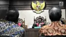Hakim Ketua saat memimpin sidang perdana kasus fee korupsi e-KTP di Pengadilan Tipikor, Jakarta, Senin (30/7). Terdakwa Irvanto dan Made Oka Masagung diduga terlibat dalam korupsi e - KTP. (Merdeka.com/Iqbal S Nugroho)