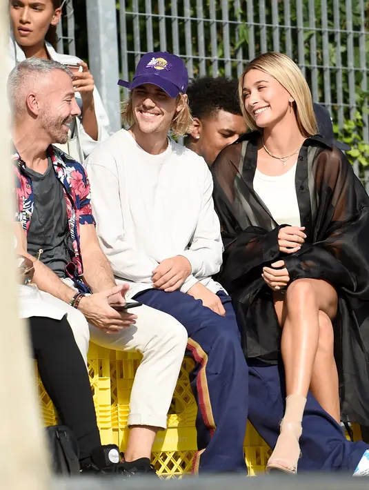 Pasangan Justin Bieber dan Hailey Baldwin menghadiri fashion show John Elliot selama gelaran New York Fashion Week di New York City, 6 September 2018. Ini fashion show pertama yang mereka datangi sebagai tunangan. (Theo Wargo/GETTY IMAGES/AFP)