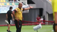 Pelatih Timor Leste U-19 di Piala AFF U-19 2024, Eduardo Pereira. (Bola.com/Aditya Wany)