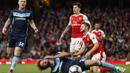 Bek Arsenal, Shkodran Mustafi, terjatuh saat berebut bola dengan pemain Middlesbrough pada laga Premier League di Stadion Emirates, London, Sabtu (22/10/2016). (Reuters/John Sibley)