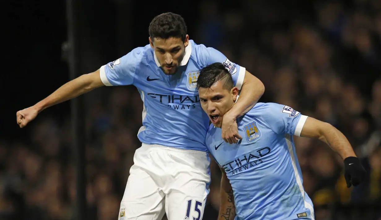 Pemain Mancehter City, Sergio Aguero merayakan gol bersama rekannya, Jesus Navas pada lanjutan Liga {remier Inggris di Stadion Vicarage Road, Inggris, Minggu (3/1/2016) dini hari WIB. (Reuters/Paul Childs)
