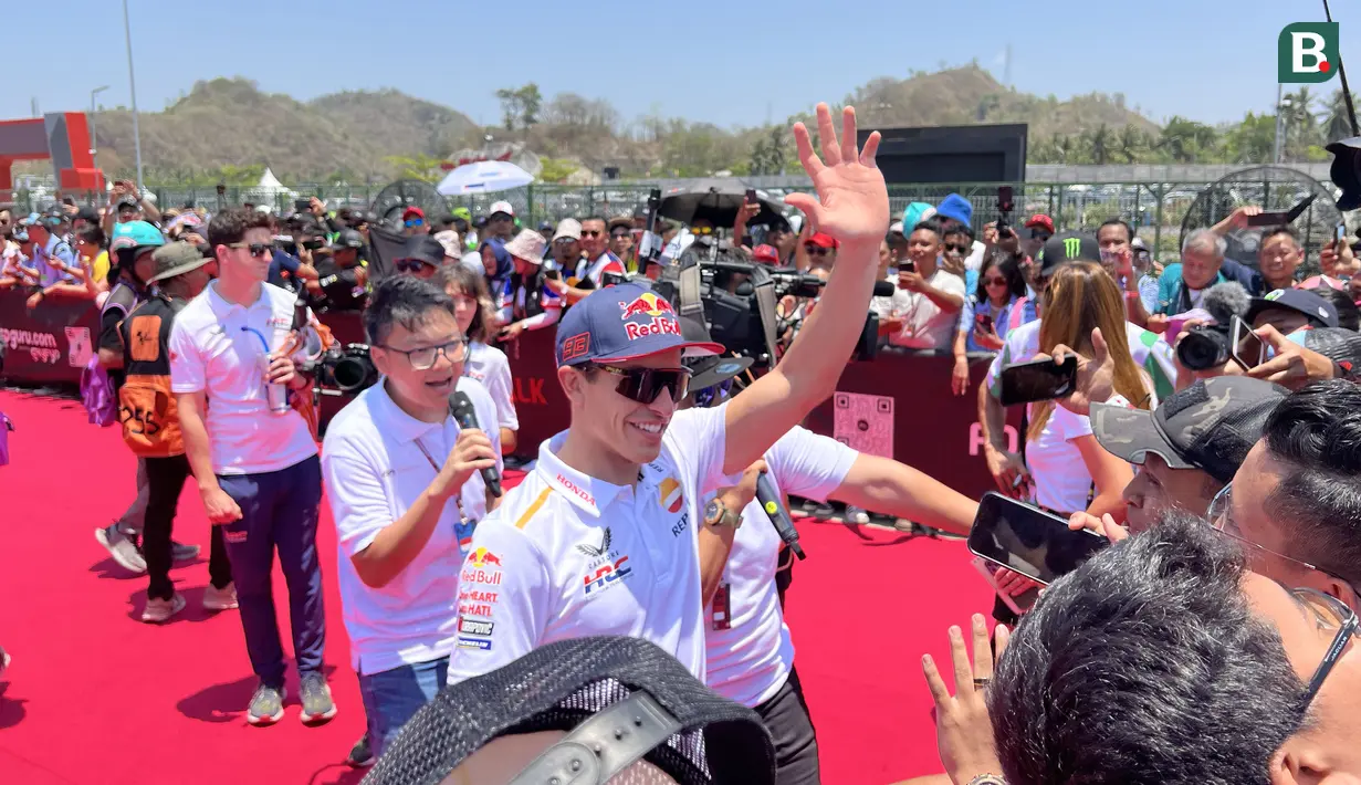 Pembalap Repsol Honda, Marc Marquez (tengah), menyapa penggemar dalam kegiatan MotoGP Hero Walk di Sirkuit Mandalika, Lombok , Minggu (15/10/2023). (Bola.com/Benediktus Gerendo Pradigdo)