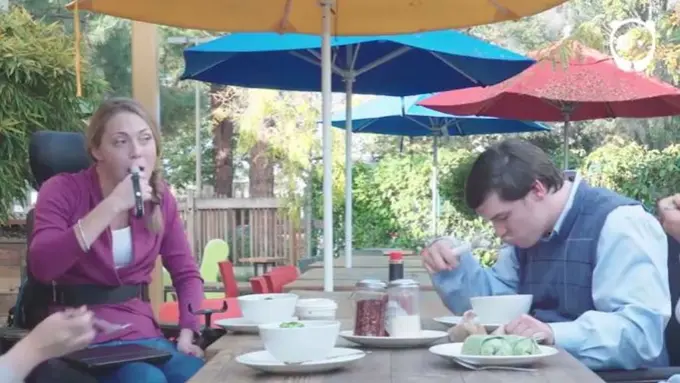 [Bintang] Inovasi Baru Ini Memudahkan Penyandang Cacat untuk Makan Sendiri