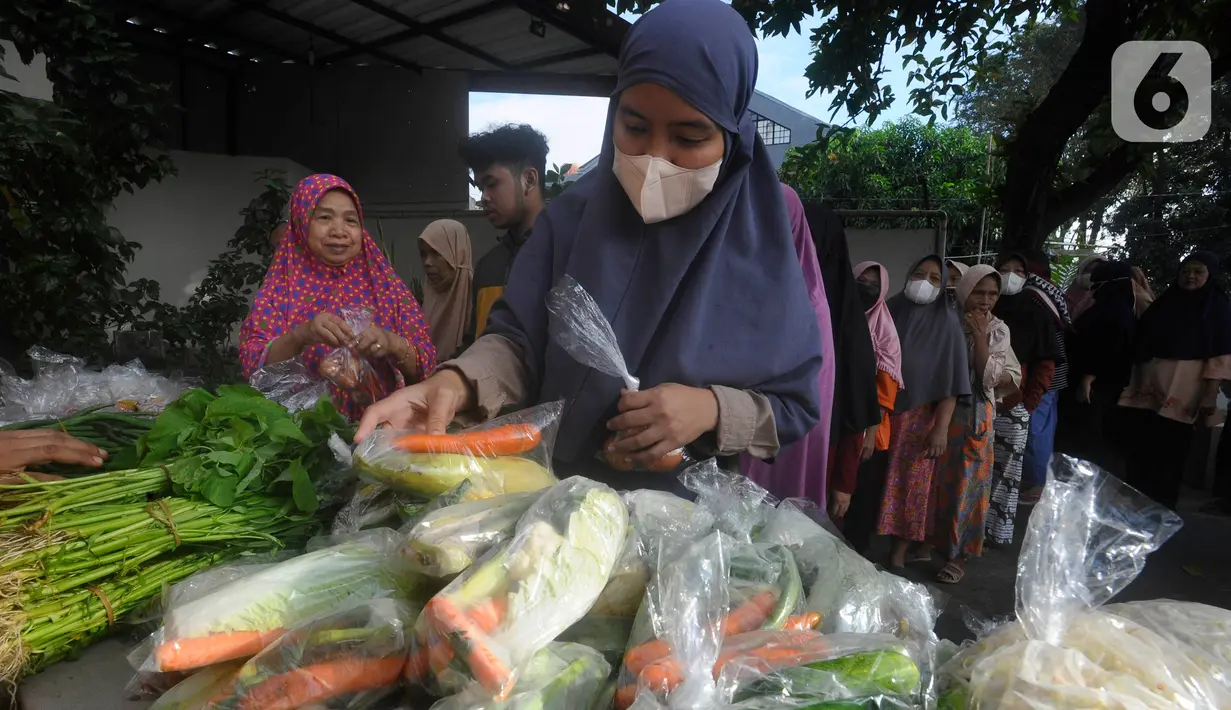 Pembagian sayuran termasuk lauk pauk mentah seperti telur dan ikan kepada kaum ibu. (merdeka.com/Arie Basuki)