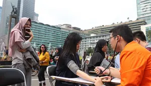 Warga mengecek darah saat car free day (CFD) di Jakarta,Minggu (13/1). Pengecekan darah yang dilakukan oleh para mahasiswa di Jakarta ini agar masyarakat dapat menjaga pola hidup sehat. (Liputan6.com/Angga Yuniar)