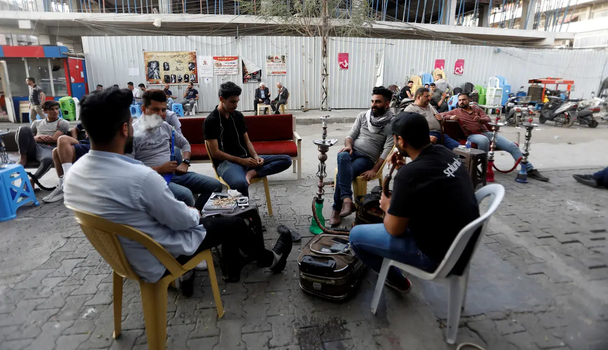 Para pria merokok shisha di sebuah kafe di Baghdad, Irak, 9 April 2019.  (REUTERS/Khalid al-Mousily)