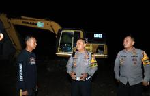 Polda Riau Turunkan Alat Berat, Percepat Pembersihan Material Banjir Bandang di Agam