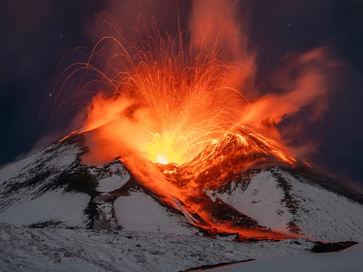 Gunung Etna yang Bersalju Kembali Lontarkan Lava Pijar - Photo Liputan6.com
