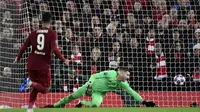Kiper Liverpool, Adrian, saat kebobolan gol pertama Atletico Madrid lewat Marcos Llorente dalam leg kedua 16 besar Liga Champions 2019-2020 di Anfield (12/3/2020). (AFP/Javier Soriano)