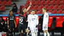 Pemain Hoffenheim Stefan Posch mendapat kartu merah dari wasit Martin Petersen saat melawan Bayer Leverkusen pada pertandingan Bundesliga di Leverkusen, Jerman, 13 Desember 2020. Bayer Leverkusen menggeser Bayern Munchen dari puncak klesemen usai mengalahkan Hoffenheim. (THILO SCHMUELGEN/POOL/AFP)
