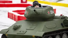 Seorang anak laki-laki mengendarai model tank T-34 era Soviet yang legendaris di objek wisata petualangan anak-anak Tankodrom di taman Sokolniki di Moskow, Rusia (6/1/2020). Model tank ini memiliki mesin pembakaran internal dan kontrol seperti aslinya. (AP Photo/Alexander Zemlianichenko)