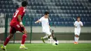 <p>Pemain Timnas Indonesia U-23, Witan Sulaeman mengumpan bola pada laga uji coba jelang Piala Asia U-23 2024 melawan Uni Emirat Arab di Dubai, Senin (09/04/2024) WIB. (Dok. PSSI)</p>