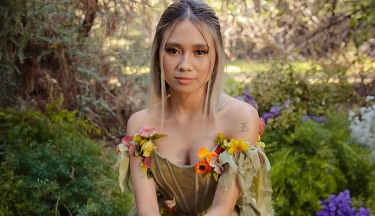 Untuk photoshoot album Moonchild, ia bahkan membuat dress polos menjadi floral dengan bunga asli. (Instagram @nikizefanya)