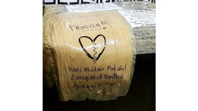 6 Imbauan Kreatif Agar Barang Tidak Dibanting Ini Kocak Banget