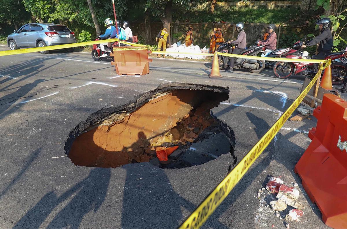 FOTO: Jalan Amblas Lenteng Agung Picu Kemacetan Lalu Lintas