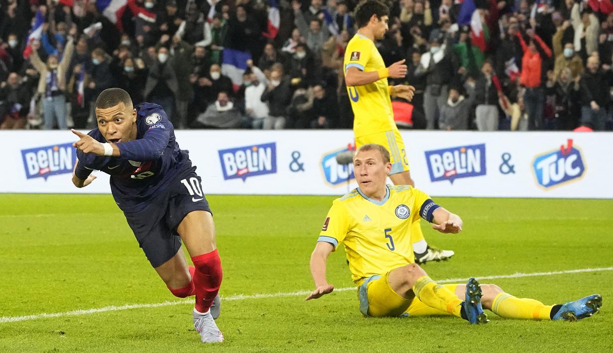 Enam menit berselang Kylian Mbappe kembali mencetak gol untuk membawa Prancis unggul 2-0. Kingsley Coman berhasil mengirimkan umpan matang untuk diselesaikan Kylian Mbappe usai mengecoh kiper Stas Pokatilov yang berusaha memotong bola di luar kotak penalti. (AP/Michel Euler)