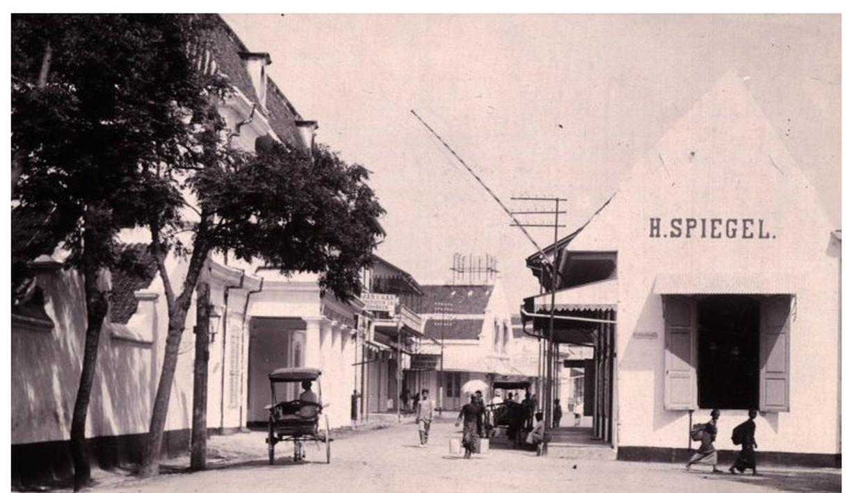 Bangunan H. Spiegel yang masih dilestarikan dari dulu hingga sekarang di kawasan Kota Lama, Semarang. (Source: steemit.com)