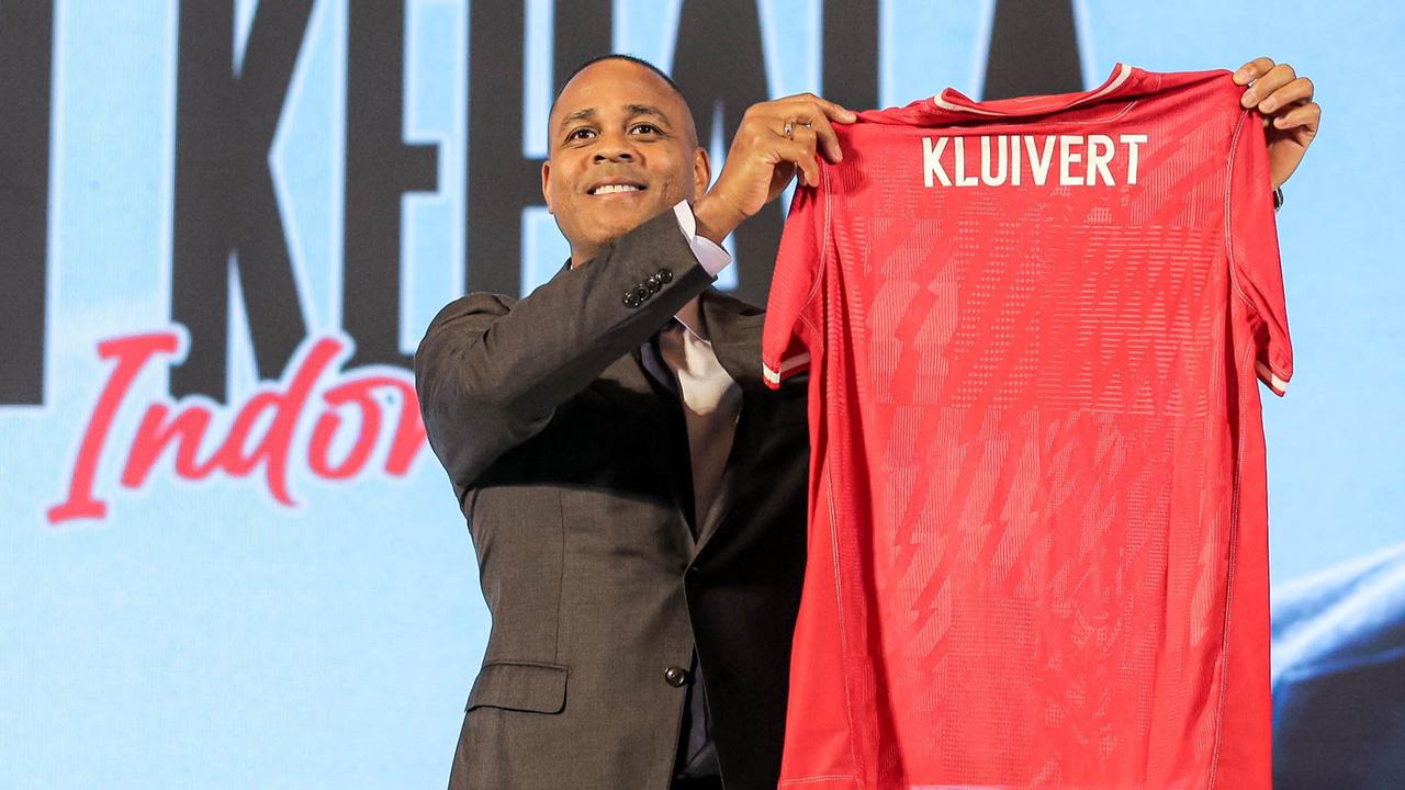 Foto: Berkopiah, Patrick Kluivert  Resmi Menjadi Pelatih Timnas Indonesia