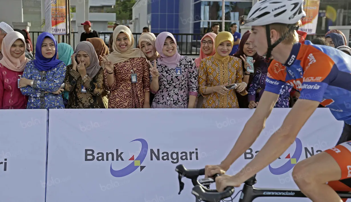 Karyawan Bank saat menyaksikan balapan Tourde Singkarak 2016 pada start di Sijunjung, Sumatera Barat, Jumat (12/8/2016). (Bola.com/Nicklas Hanoatubun)