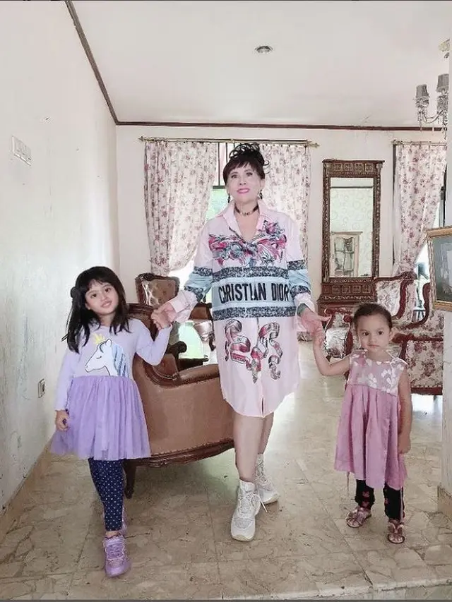 6 Potret Ni Made Ayu Nenek Verrell Bramasta Bareng Cucu-Cucunya, Curi Perhatian