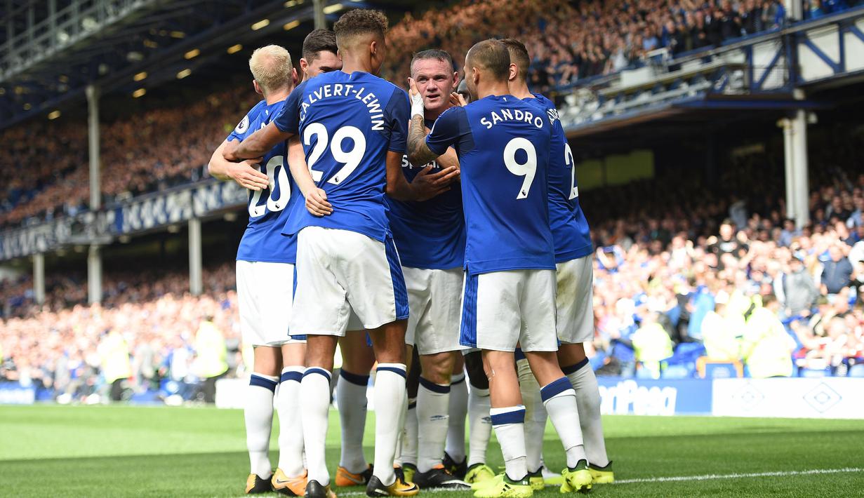 Para pemain Everton merayakan gol Wayne Rooney saa melawan Stoke City pada laga perdana Premier League di Goodison Park, Liverpool (12/8/2017). Everton menang 1-0. (AFP/Oli Scarff)