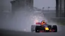 Pancaran bunga api dan asap keluar dari mobil pebalap Red Bull, Max Verstappen aat sesi latihan bebas F1 GP China di Shanghai, (7/4/2017). (AFP/Johannes Eisele)
