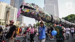 Dalam aksinya, mereka mengajak dan mensosialisasikan kepada masyarakat luas untuk tidak membuang sampah plastik secara sembarangan. (Liputan6.com/Angga Yuniar)