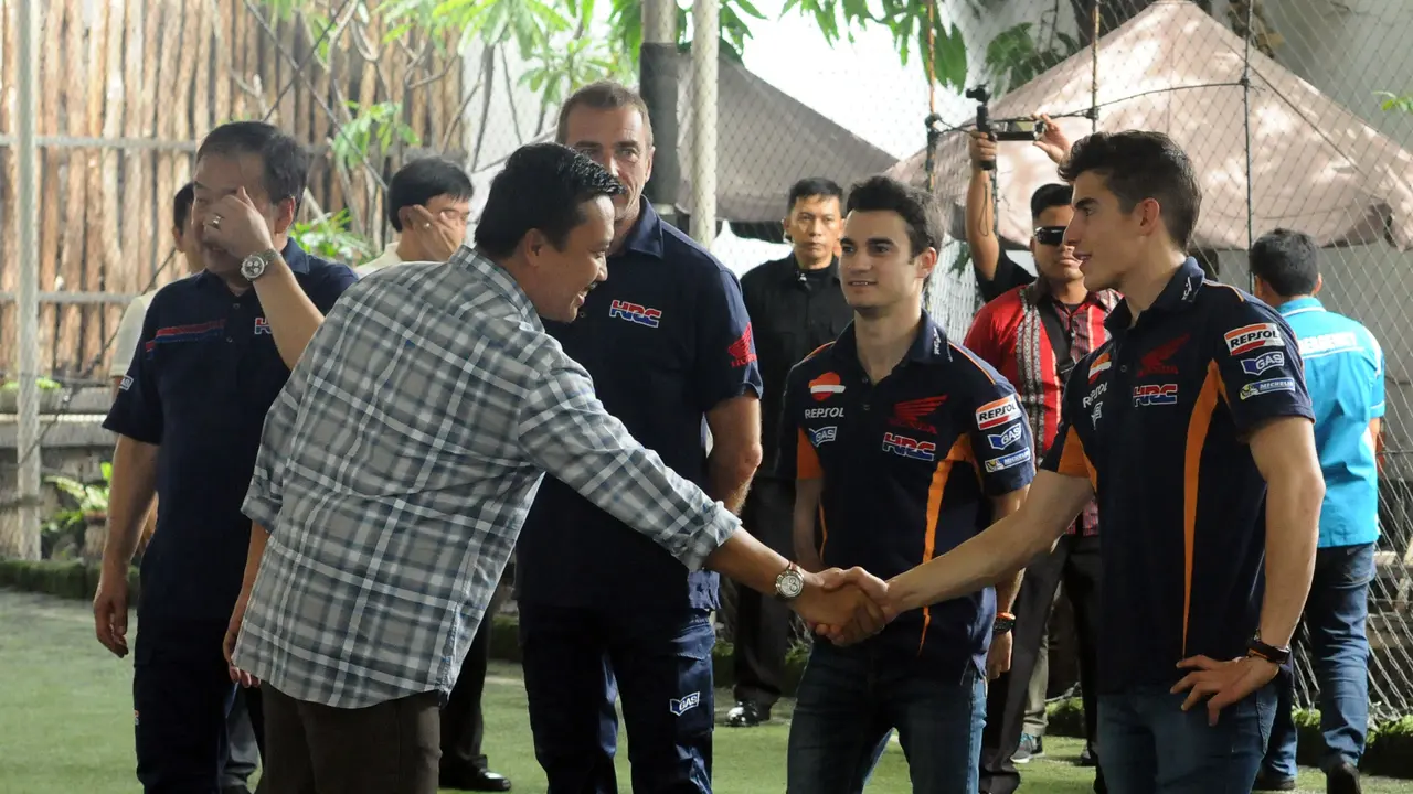 Menpora Imam Nahrawi bersama duo pebalap Repsol Honda MotoGP, Marc Marquez dan Dani Pedrosa.