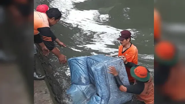 Masih banyak warga kota malah memilih sungai sebagai tempat pembuangan karena dekat dengan rumah.
