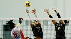 Pemain Jakarta Pertamina Fastron berusaha menghadang bola pukulan pemain Jakarta Elektrik PLN, Odina Zayniddinovva, pada laga PLN Mobile Proliga 2022 di Padepokan Voli Jenderal Polisi Kunarto, Sentul, Minggu (161/ 2022). (Bola.com/M Iqbal Ichsan)