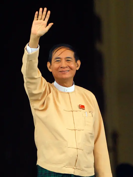 Presiden Myanmar yang baru terpilih Win Myint melambaikan tangan kepada media di luar parlemen di Naypyitaw, Rabu (28/3). Win Myint dipilih untuk menggantikan Htin Kyaw, yang mengundurkan diri pekan lalu karena alasan kesehatan. (AP/Aung Shine Oo)