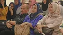 Keluarga Laudya Cynthia Bella saat menghadiri launching hijab Lacelove by Laudya Cynthia Bella di kawasan Sudirman, Jakarta, Selasa (31/10). Bella memamerkan rancangannya sebanyak 22 hijab. (Liputan6.com/Herman Zakharia)