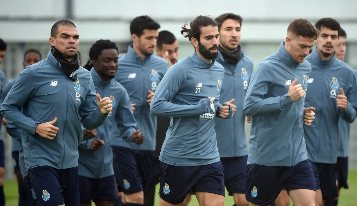 Para pemain FC Porto melakukan pemanasan saat mengikuti sesi latihan tim di tempat latihan Olival di Vila Nova de Gaia (16/2/2021). Porto merupakan penghuni peringkat kedua Grup C Liga Champions. (AFP/Miguel Riopa)