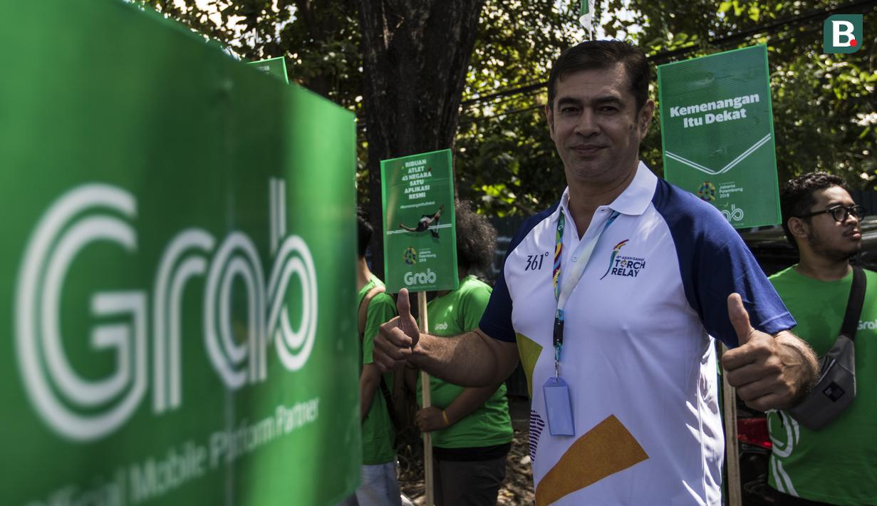 Pevoli legendaris Indonesia, Pascal Wilmar, bersiap membawa obor Asian Games XVIII saat pawai di Denpasar, Bali, Selasa (24/7/2018). Sebanyak 53 kota di Indonesia akan dilalui oleh obor Asian Games. (Bola.com/Vitalis Yogi Trisna)