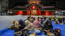 Umat Muslim menikmati sajian berbuka puasa saat bulan suci Ramadan di Masjid Muhammad Cheng Hoo, Surabaya pada Kamis 6 Maret 2025. (Juni KRISWANTO/AFP)