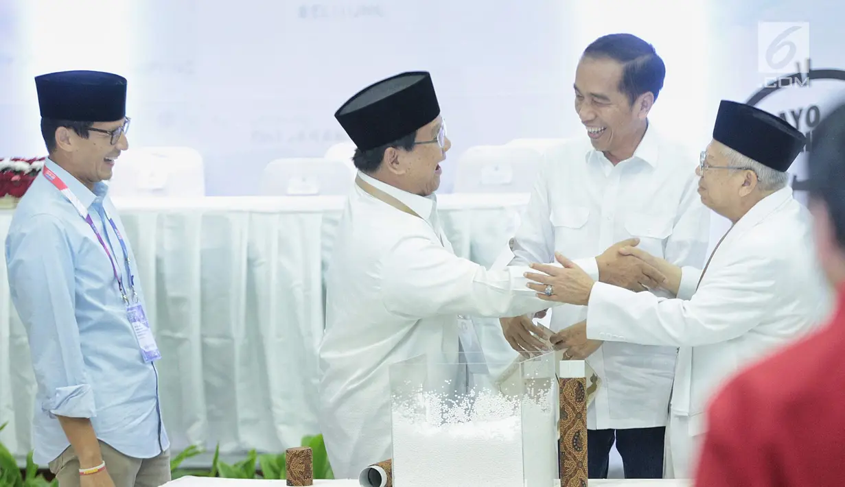 Dua pasang capres-cawapres Prabowo Subianto-Sandiaga Uno dan Joko Widodo-Ma'ruf Amin Usai pengundian nomor urut peserta Pemilu 2019 di Kantor KPU, Jakarta, Jumat (21/9).  (Liputan6.com/Faizal Fanani)