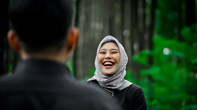 tertawa bahagia