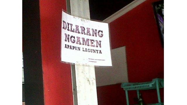 6 Tulisan Dilarang Ngamen Ini Bikin Tepuk Jidat