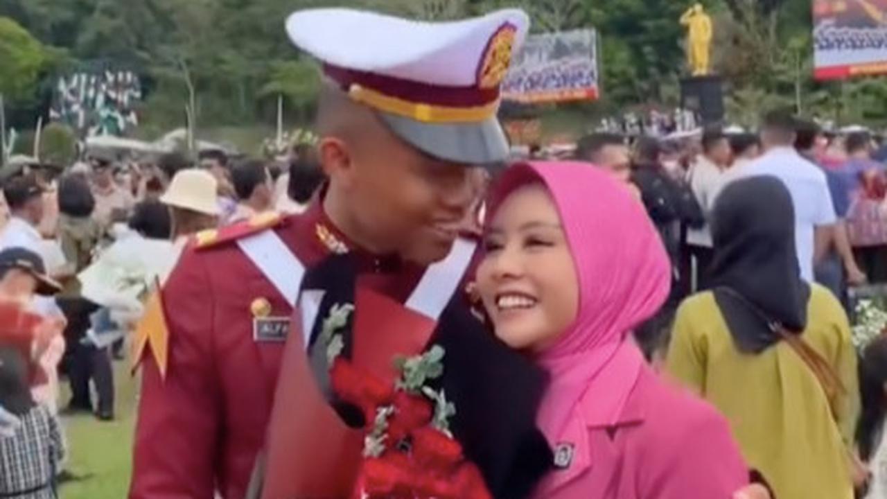 Momen Bahagia Ibu Bhayangkari Cantik Anaknya kini jadi Taruna Akpol, Pangkat Sang Suami jadi Sorotan