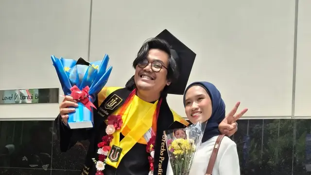 Momen Wisuda Anak Suty Karno, Penuh Haru dan Kebanggaan