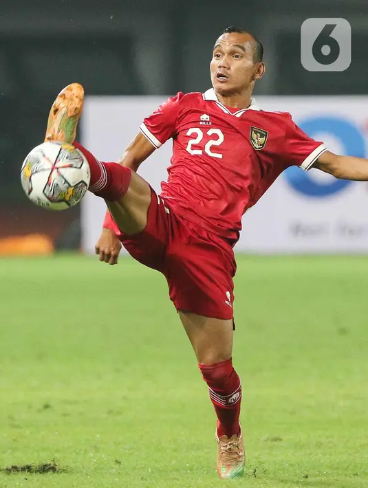 Di sisi lain, duet pemain belakang timnas Indonesia Elkan Baggot dan Jordi Amat beberapa kali sigap menghalau serangan pemain Burundi. (Liputan6.com/Herman Zakharia)