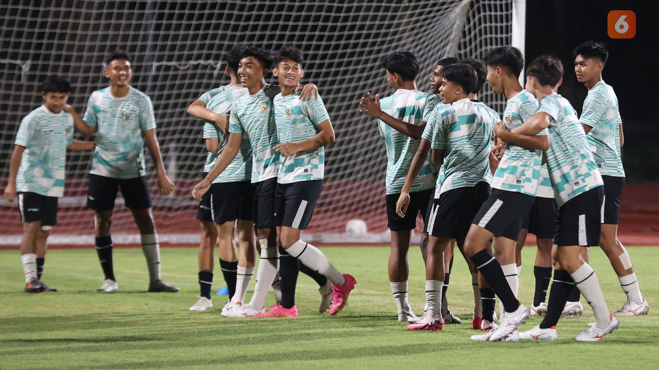 Foto: Potret Santai Skuad Timnas Indonesia U-16 dalam Official Training Jelang Laga Semifinal AFF U-16 2024 Kontra Australia