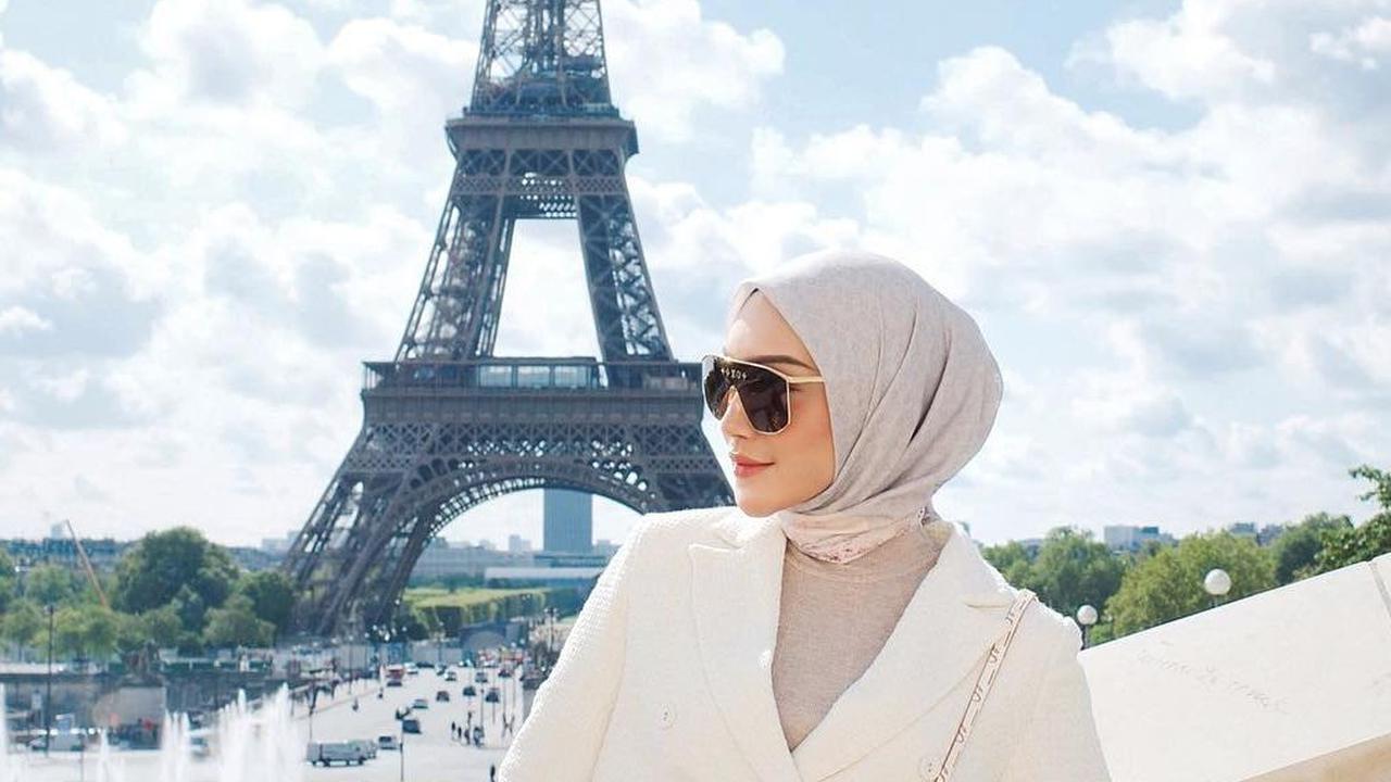 Melody Prima, lahir pada tahun 1995, kini tampil semakin menawan setelah memutuskan untuk berhijab.
